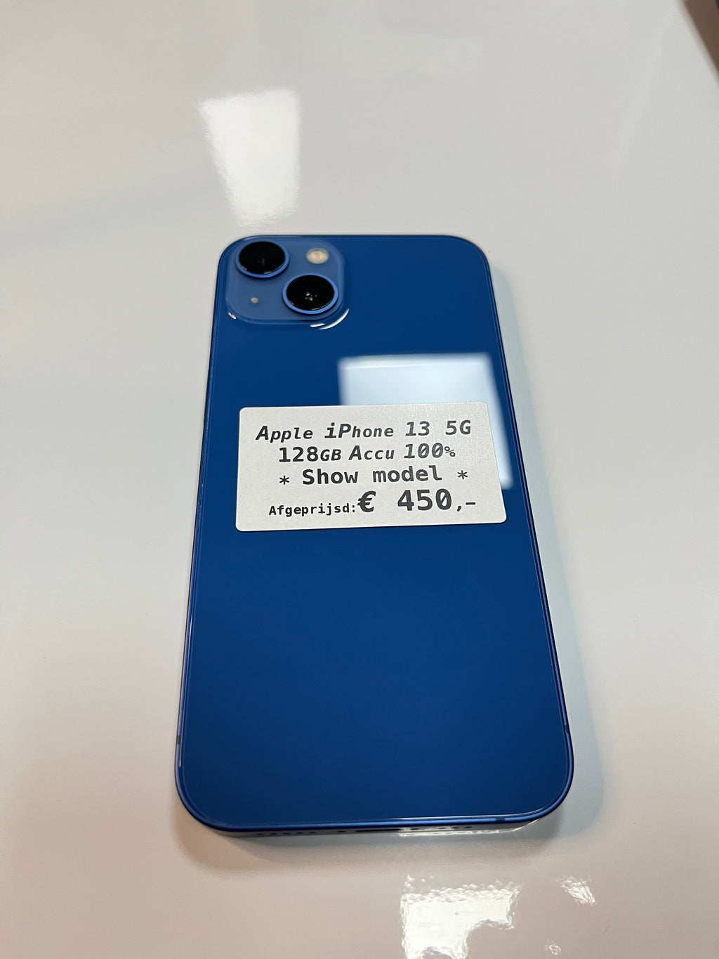 Apple iPhone 13 (Show model)